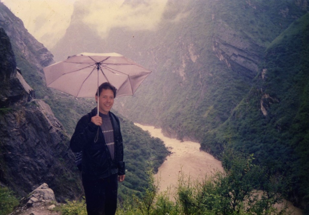 El autor, @Chegoyo, en el río Yangtzé, en las cercanías de la Garganta del Salto del Tigre, cerca de Lijiang (y fotos desde arriba mostrando el paisaje), en la Provincia de Yunnan.La parte superior del Yangtzé recibe el nombre de río Jinsha. Foto tomada en el verano 1993, ese día llovía copiosamente.