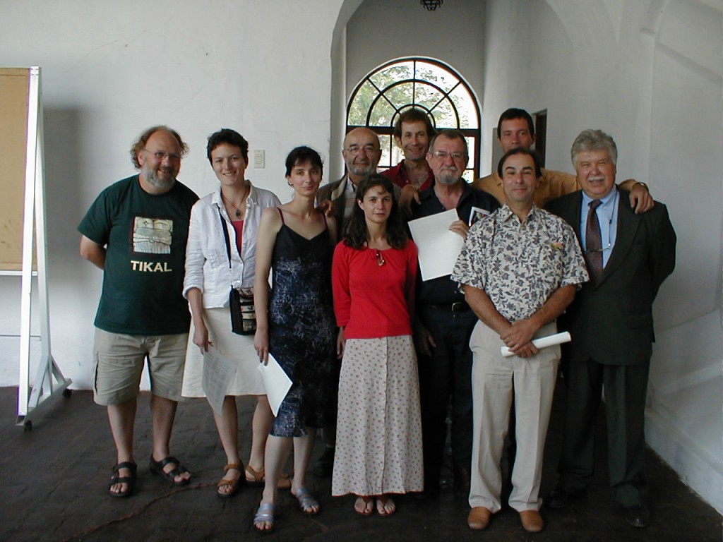 Ricardo Tascón, el cuarto desde la izquierda, en Guatemala, 2003. Su colega, y jefe del programa francés de geofísica aplicada para Centroamérica Louis Pastor, es el cuarto contado desde la derecha.