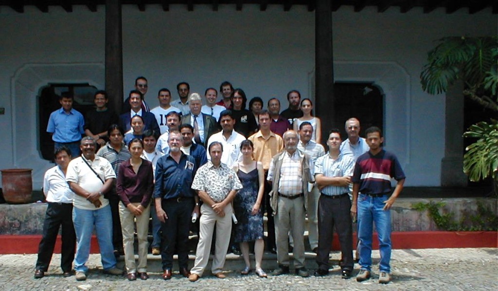 Foto Grupo Guatemala 2003: Ricardo Tascón (desde la izquierda) es el tercero de la primera fila.