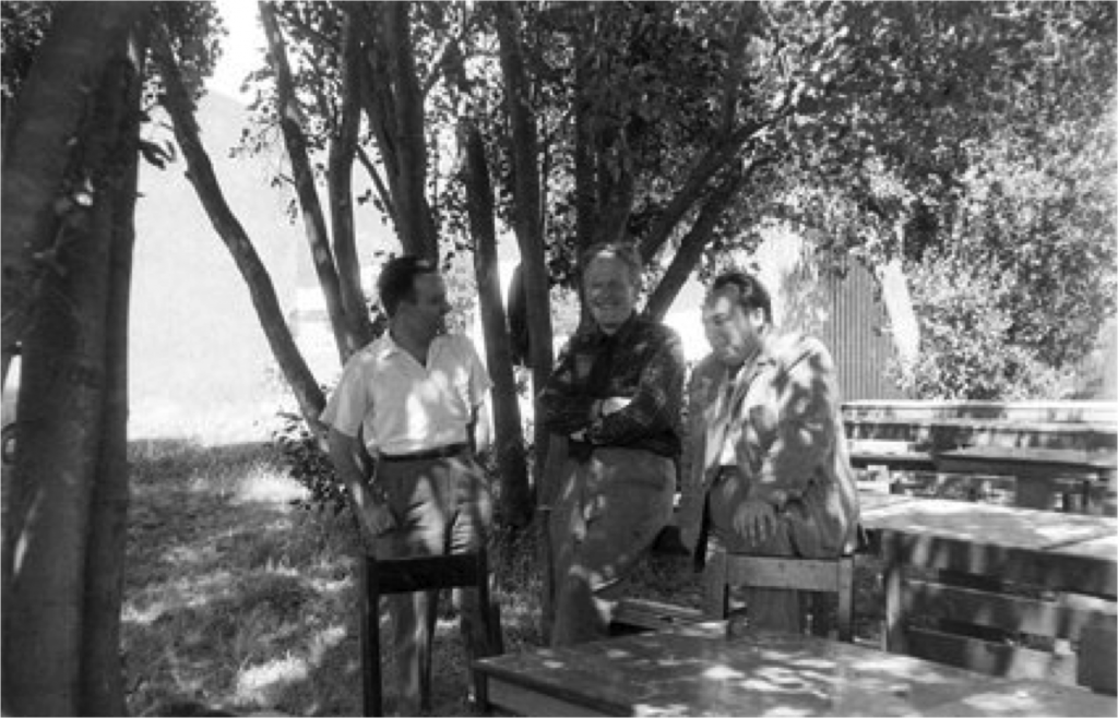 Desde la izquierda, Morey Terry, el fisico experimental canadiense Daniels, y José Balseiro. Foto sin fecha (circa 1961).