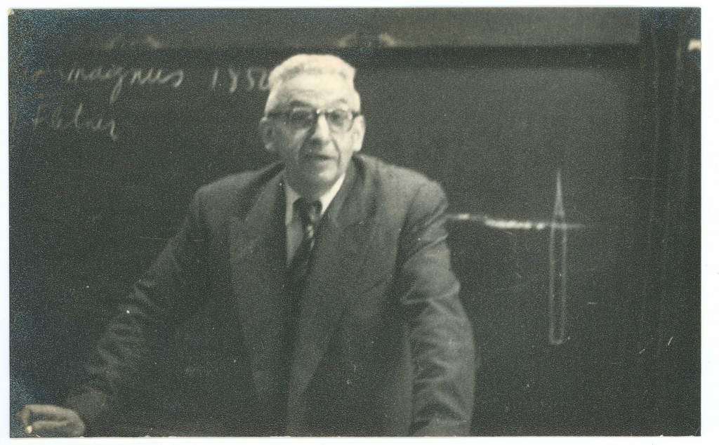 Prof. Ramón Enrique Gaviola en Clase de Física en 1958 en la Universidad de Buenos Aires.